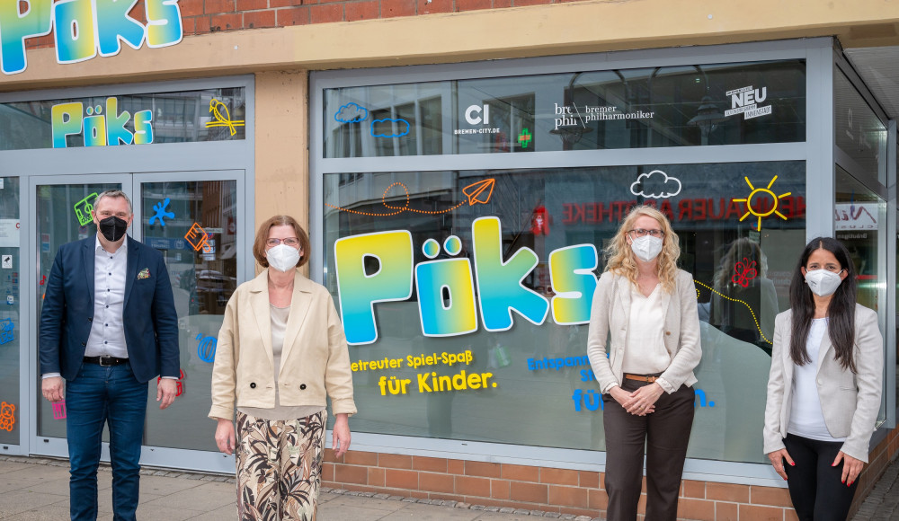 © Bernd Langer  | Pöks | Auf dem Foto von links nach rechts: Jens Ristedt (Vorstandsvorsitzender CityInitiative Bremen Werbung e.V.), Frau Senatorin Kristina Vogt (Senatorin für Wirtschaft, Arbeit und Europa), Carolin Reuther (Geschäftsführerin CityInitiative Bremen Werbung e.V.)